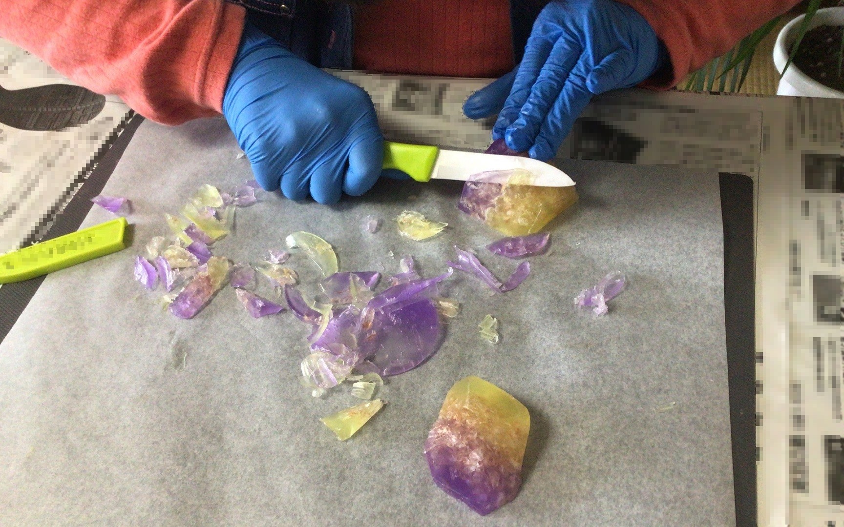 精油を使った宝石石けん作りを通したこころの健康ワークショップ
