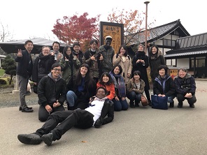 室内活動だけでなく，環境と触れ合いながら勉強しています。今回は山形県の最上川舟下りを楽しんできました。