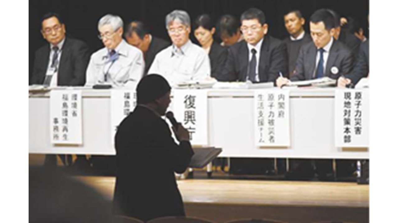 原⼦⼒被災地での国による説明会：重要なのは被災住⺠の声に⽿を傾けること（写真提供：東京新聞）