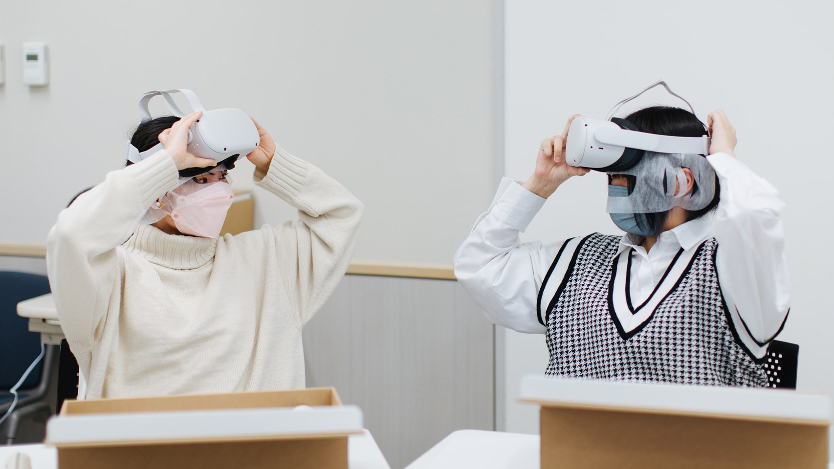 VRで授業！南部鉄器の製造工程を学ぶ「意味的価値創造演習」